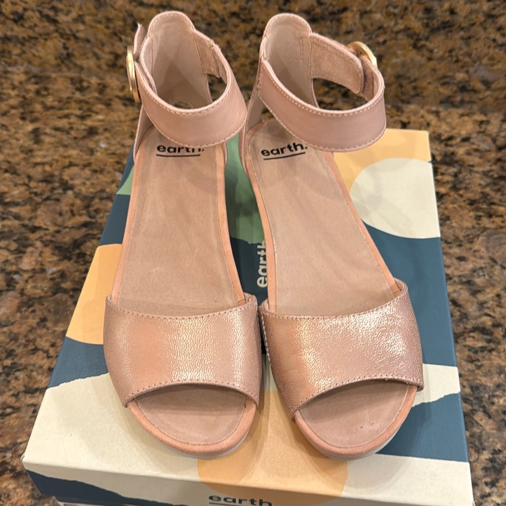 Earth Sandal Metallic Leather Nude (pink hue)